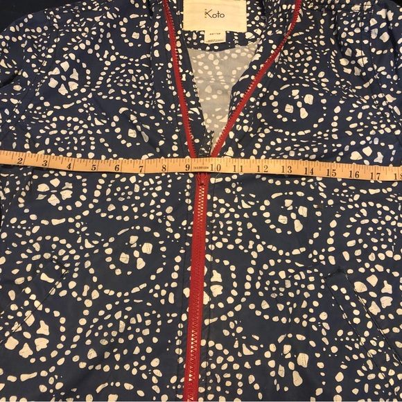 Light rain jacket with hood. - Picture 3 of 4